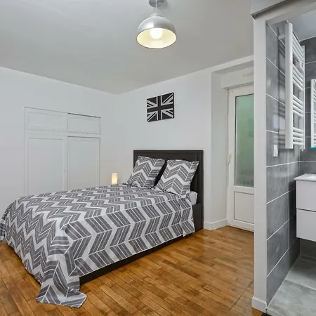 Le Franche Comte Centre Rive Droite 라발