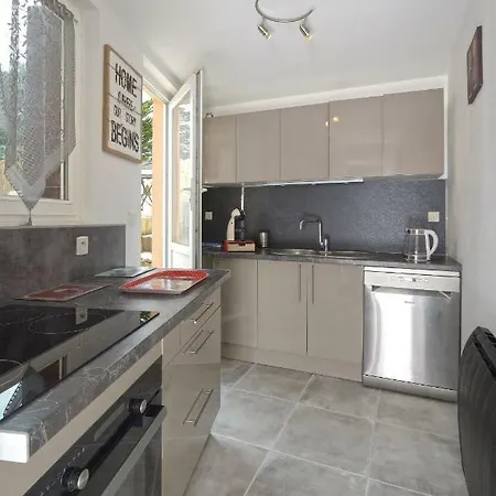 Le Franche Comte Centre Rive Droite * 라발